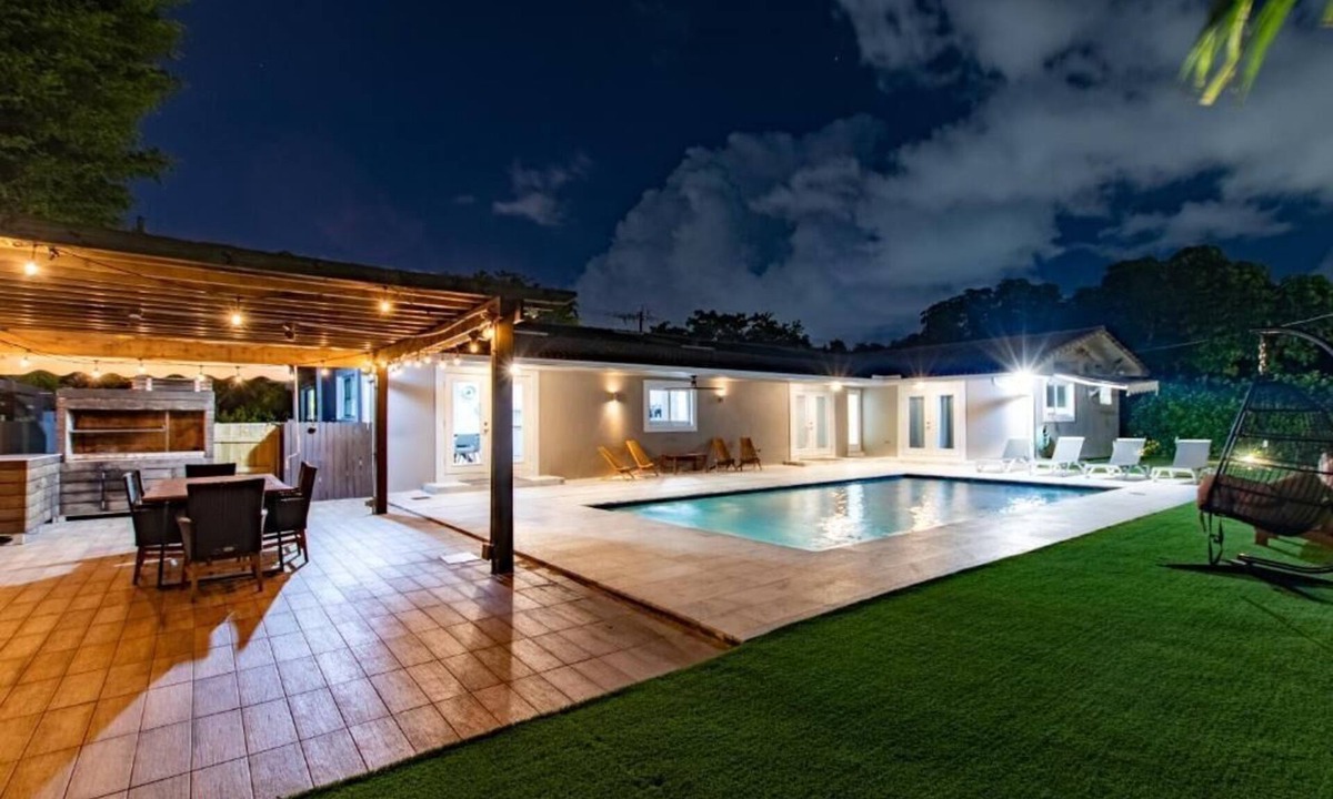 North Miami Beach Villa | Cozy Villa Grill Mini Golf Pool