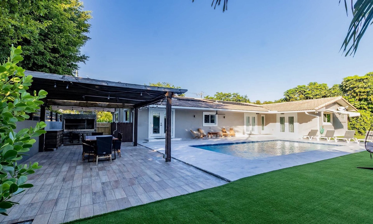 North Miami Beach House | Cozy Villa | Grill | Mini Golf | Billiards | Pool