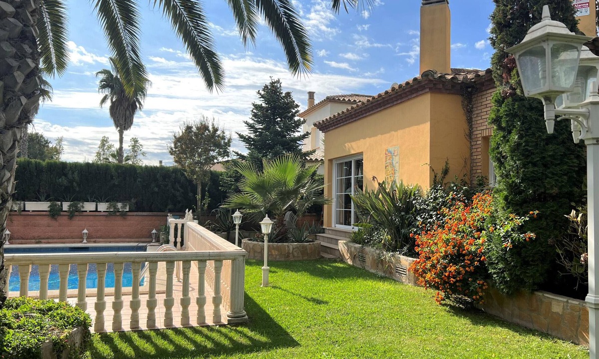 Sant Pere Pescador House | Cozy Villa with Pool, Garden, BBQ, A/C & WiFi Near Beach - Pet Friendly