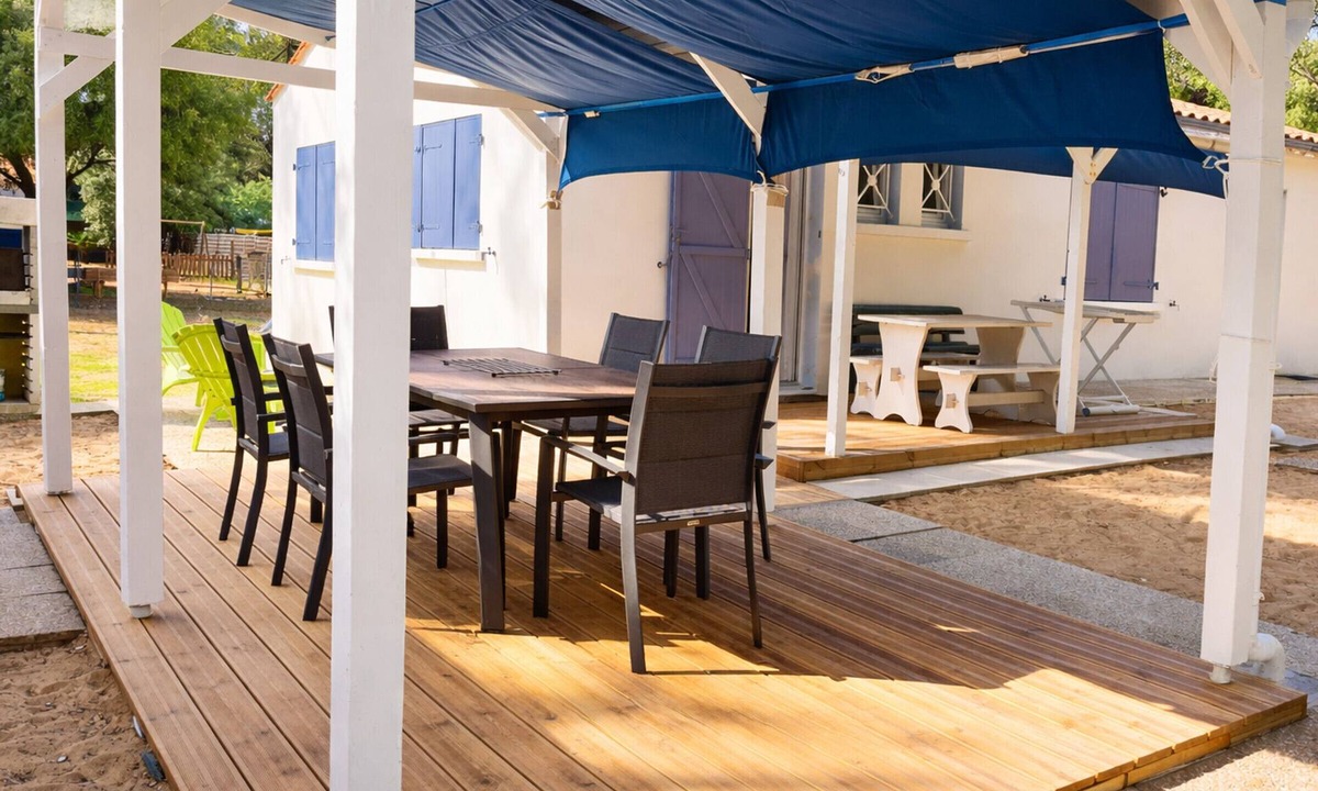 Les Conches House | Cozy Villa with Garden, Near Beach and Shops, Parking Included
