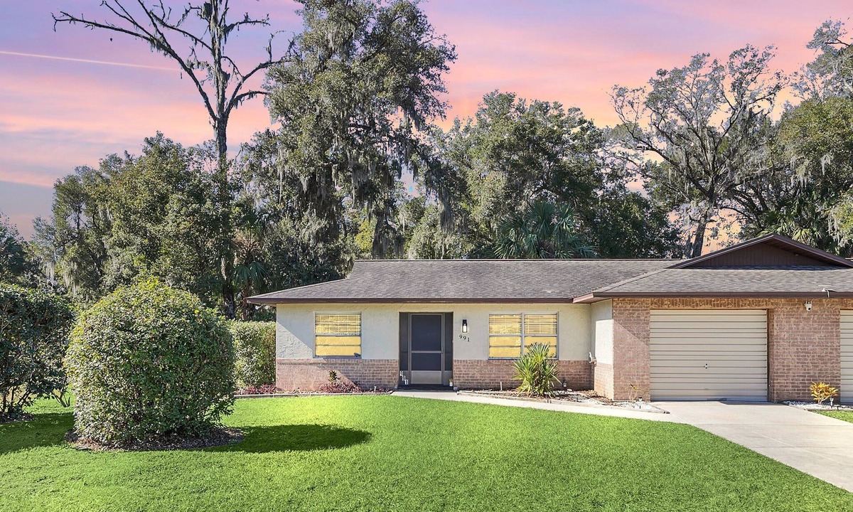Orange City House | Cozy Villa with Fire Pit & BBQ