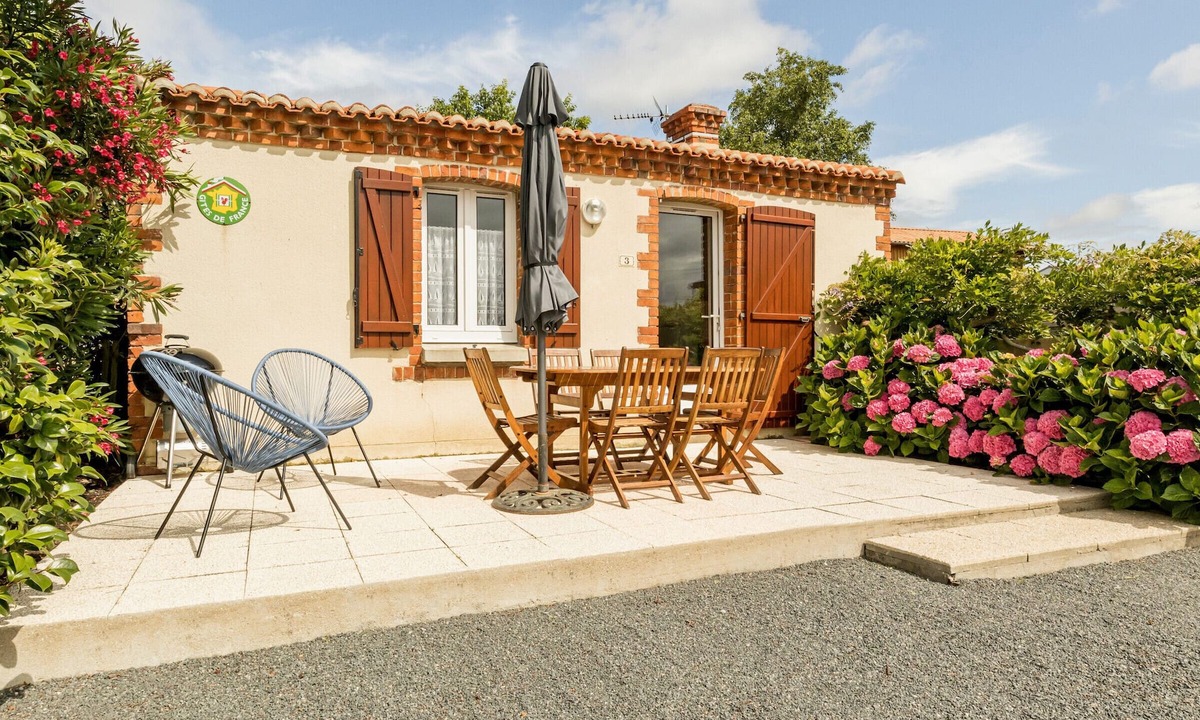 Le Landreau Cottage | Cozy Vineyard Cottage: Private Terrace, WiFi, Near Nantes