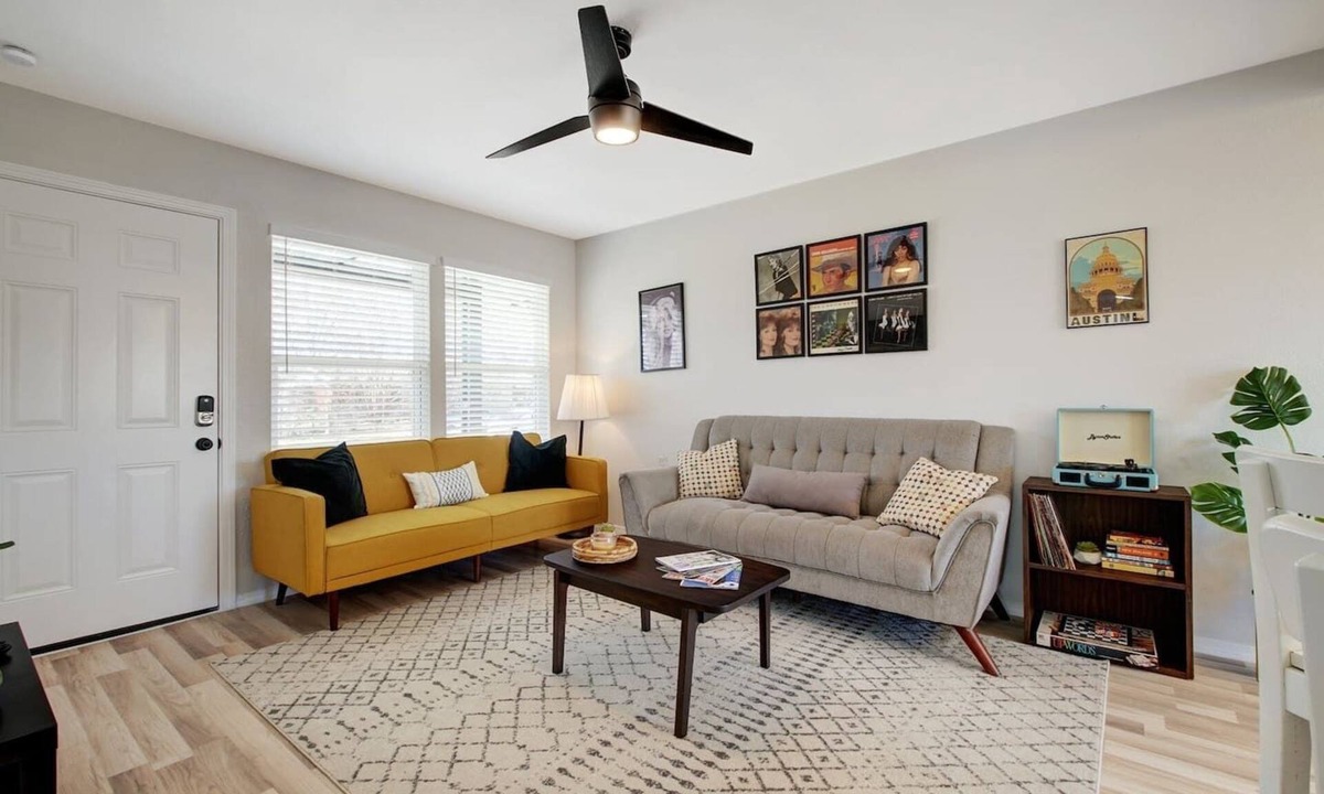 University Hills and Windsor Park House | Cozy Vintage 3BR Near Mueller|Family &Pet Friendly