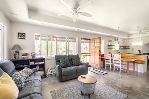 Royal Hawaiian Estates House | Cozy Volcanic Rainforest House