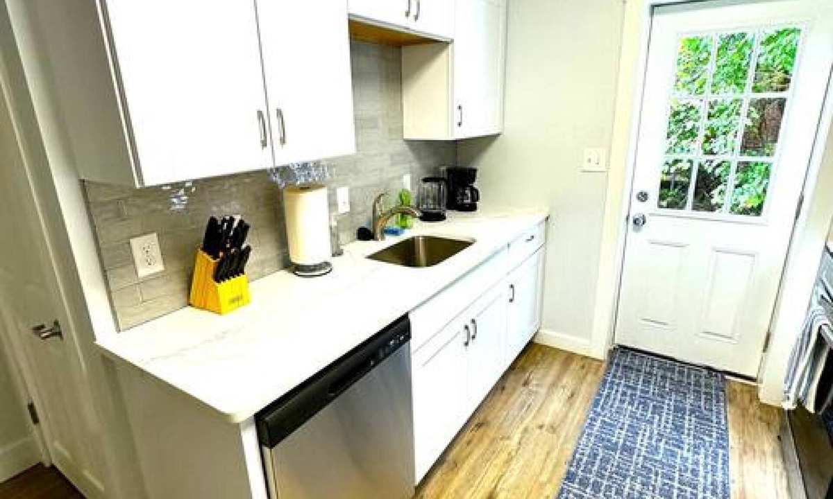 Wilmington Apartment | Cozy Walk up King Bed Fast Wifi