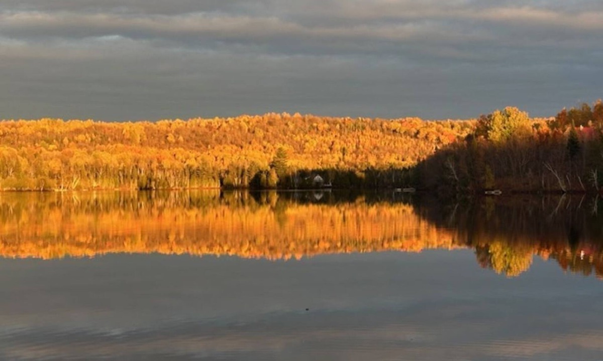 Mont-Laurier Ski Chalet | Cozy, warm waterside cottage