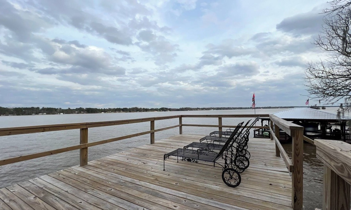 Cobb House | Cozy Water Front Home with Panoramic Lake View