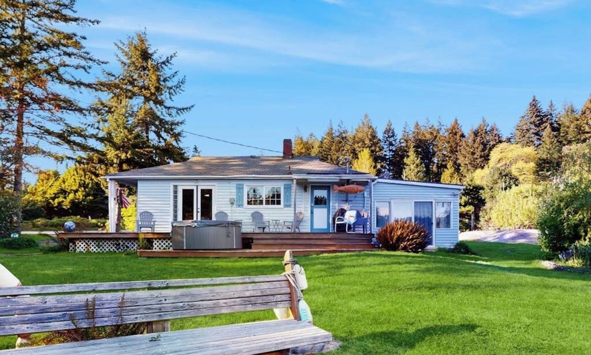 Bainbridge Island Cabin | Cozy waterfront dog-friendly cabin with spacious deck, close to island activitie