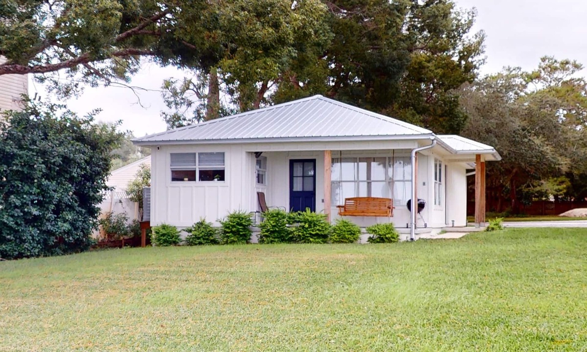 Ocean City House | Cozy waterfront cottage, pet friendly w/AC, deck and shared dock