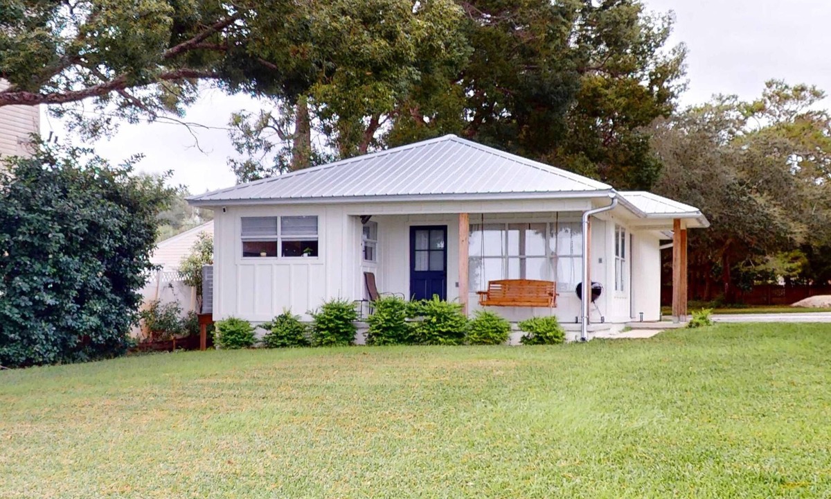 Ocean City House | Cozy waterfront cottage, pet friendly with AC, deck and shared dock