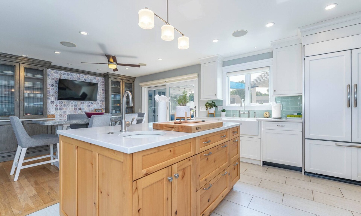 Seaford House | Cozy Waterfront ~ 2 fireplaces & hot cocoa!