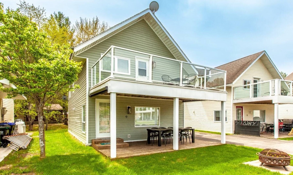 Rama Cottage | Cozy waterfront cottage with a private dock for boats