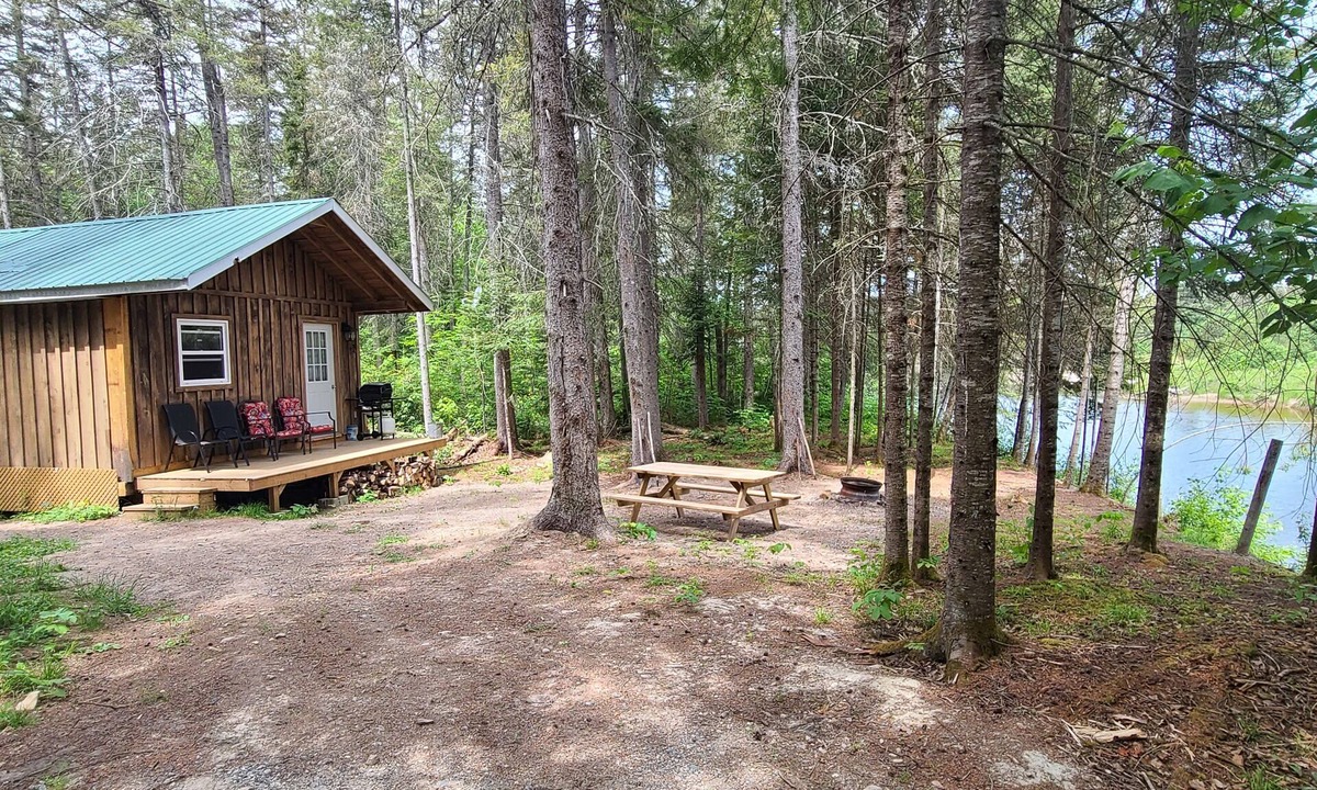 Iron Bridge Cabin | Cozy waterfront cabin