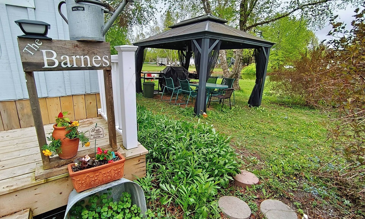 Woodville Cottage | Cozy waterfront cottage in charming Brechin perfect for relaxing stays