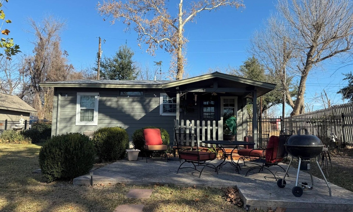 Buchanan Dam House | Cozy Waterfront Cottage | Full Kitchen + Fun