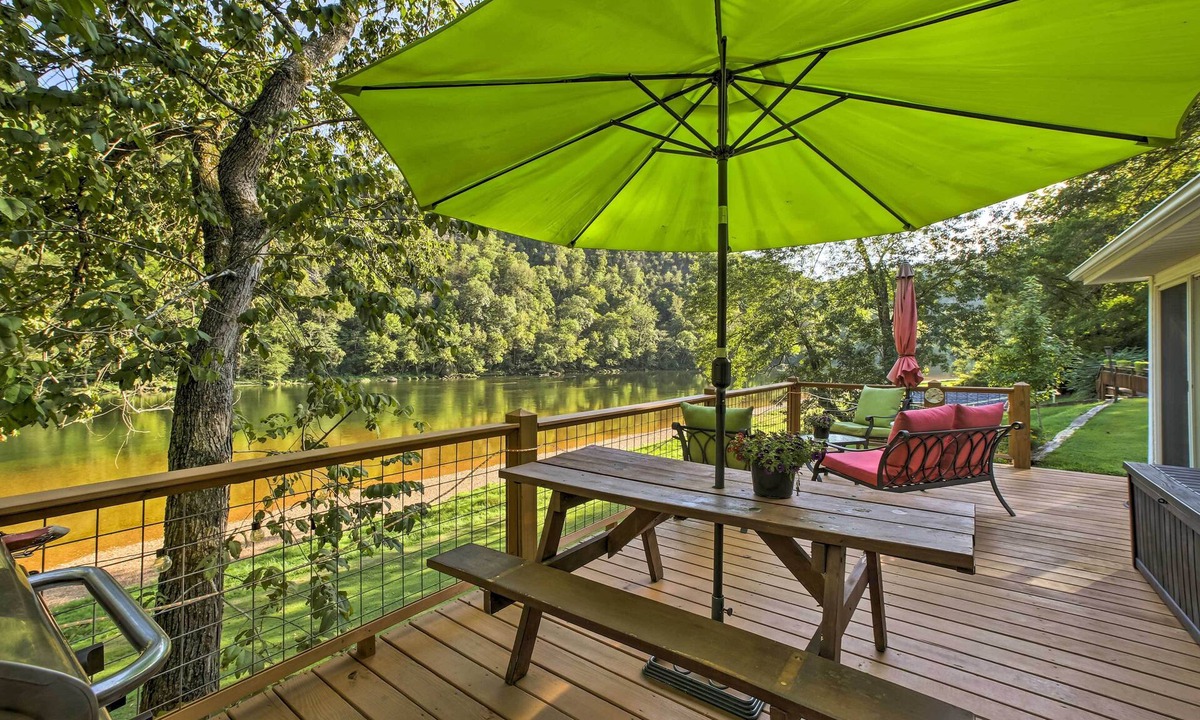 Cotter Cottage | Cozy Waterfront Cottage w/Deck on White River!
