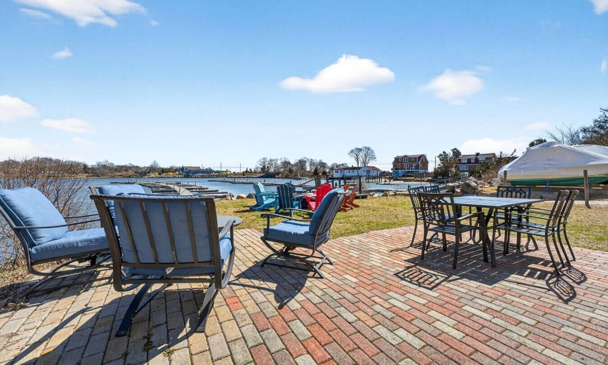 Groton House | Cozy Waterfront Cottage
