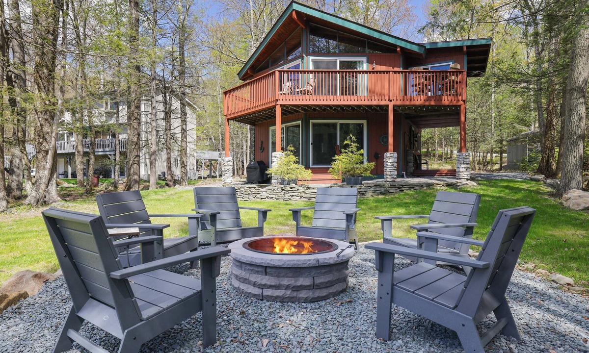 Hamlin House | Cozy Waterfront Escape Kayaks, Docks & Fireplaces
