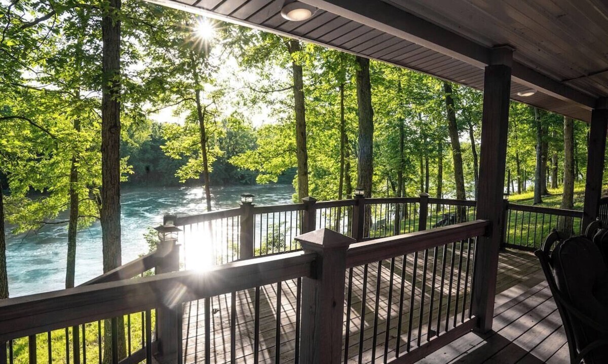 Doniphan House | Cozy Waterfront Getaway ~ Private Dock ~ Doniphan