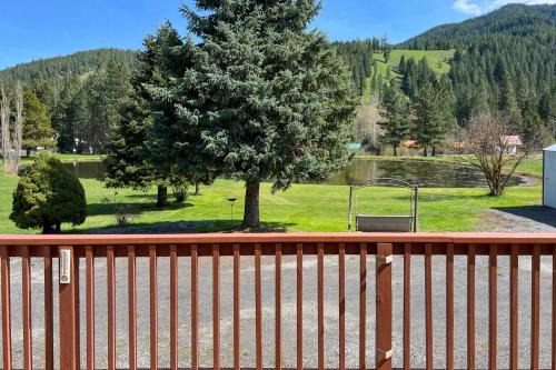 Peshastin House | Cozy Waterfront Home w/Mtn View Near Leavenworth