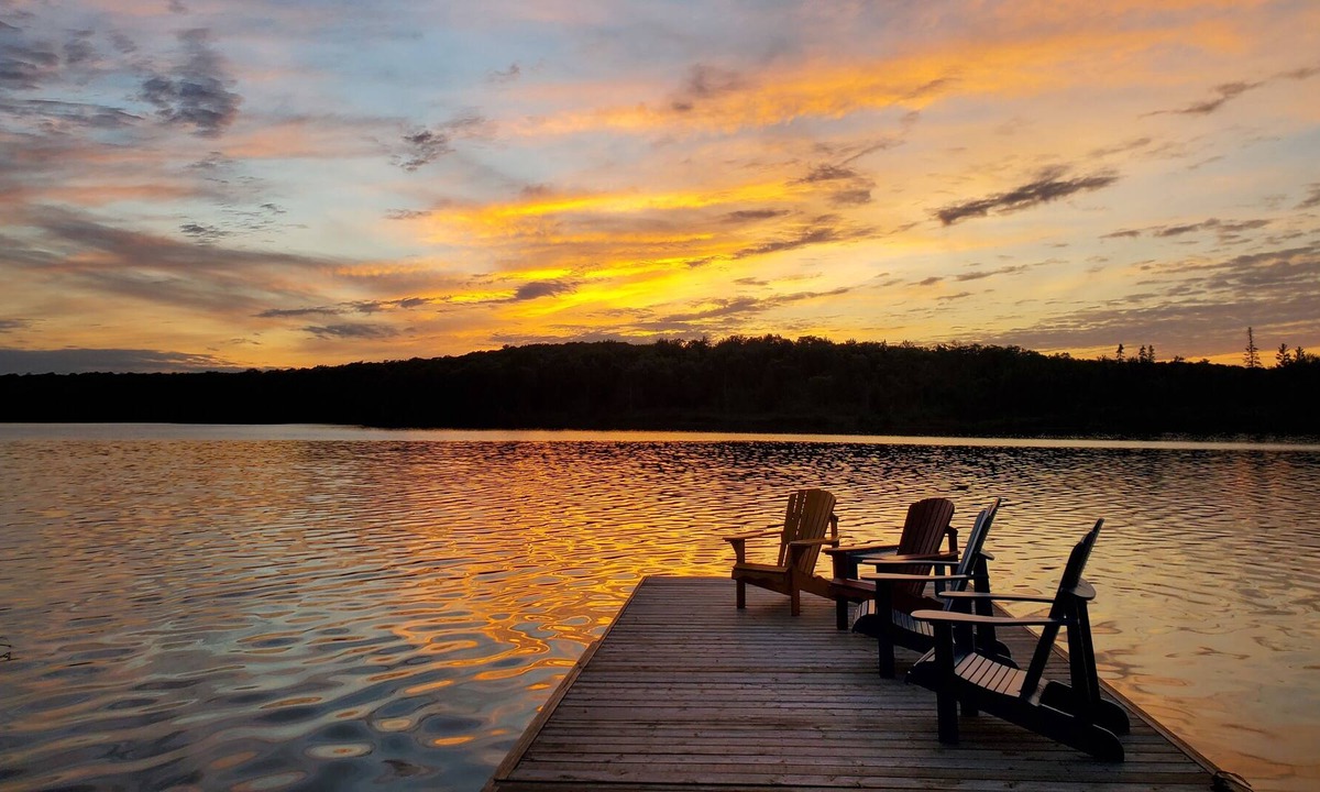 Novar Cottage | Cozy Waterfront Lakehouse w/Sunset Views GLDN Days