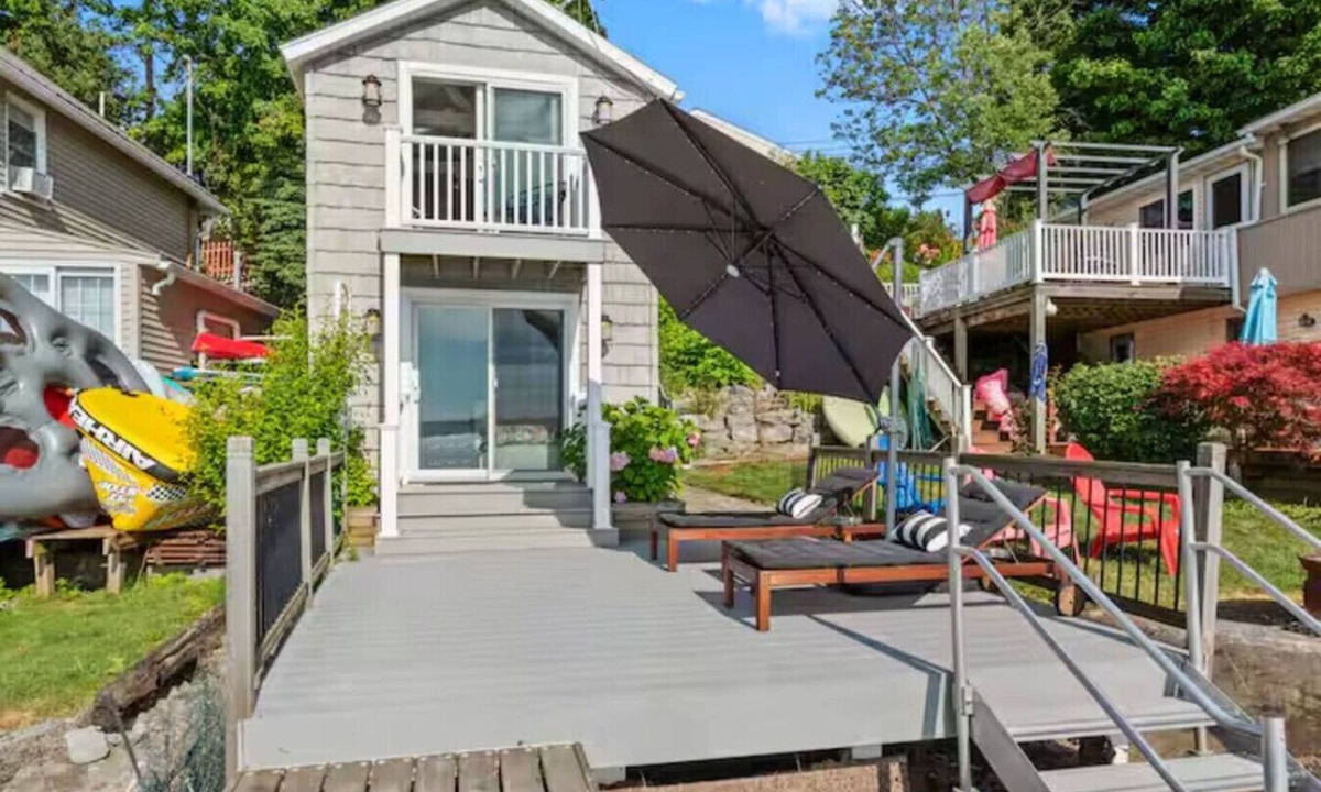Seneca Falls Cottage | Cozy Waterfront Luxury Cottage W/hot tub