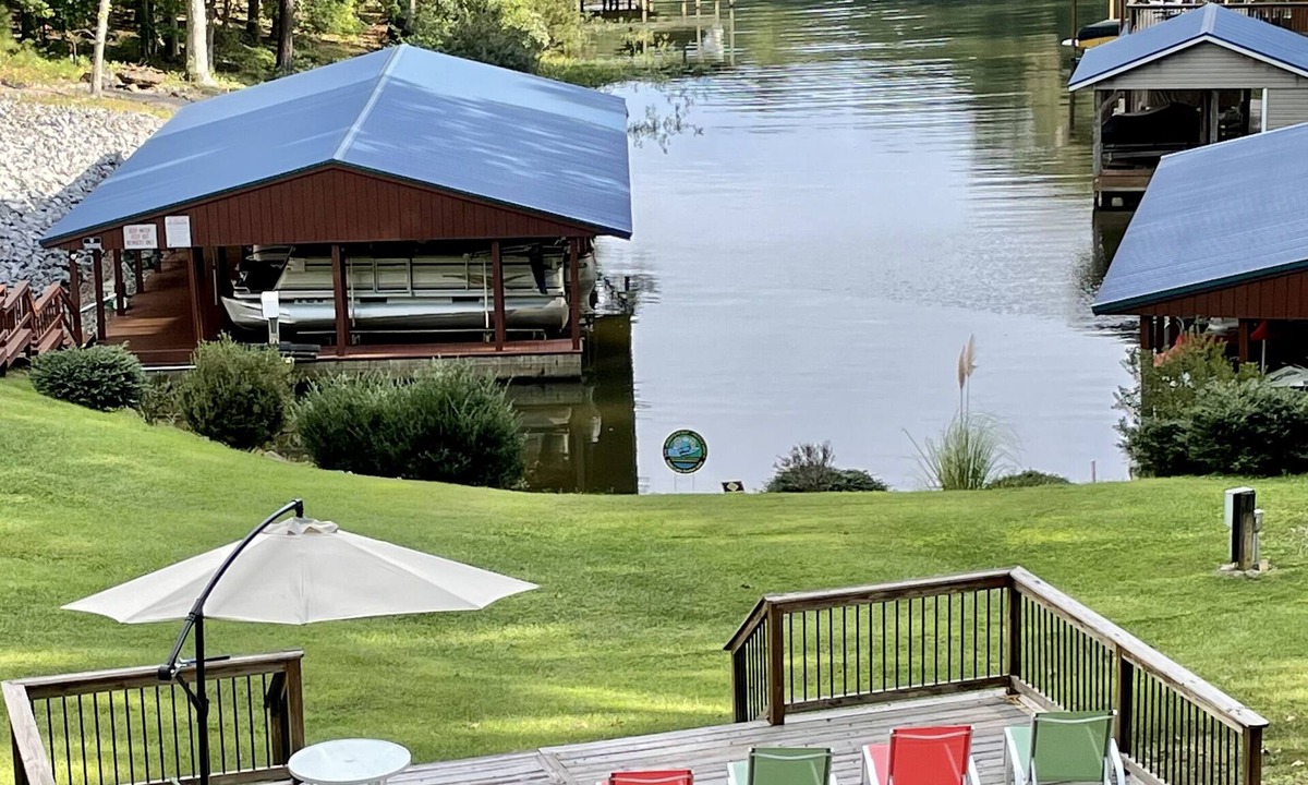Henrico House | Cozy waterfront retreat in a quiet cove directly off main lake.