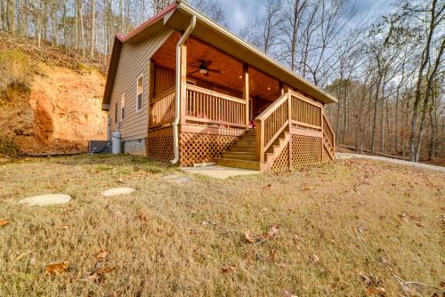 Waverly House | Cozy Waverly Cabin w/Fireplace & Deck!