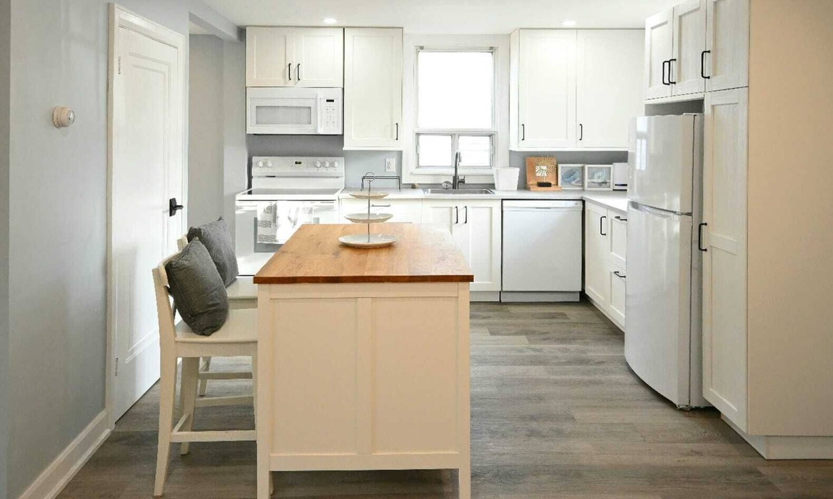 Sharon House | Cozy weekend gateway with river creek backyard.