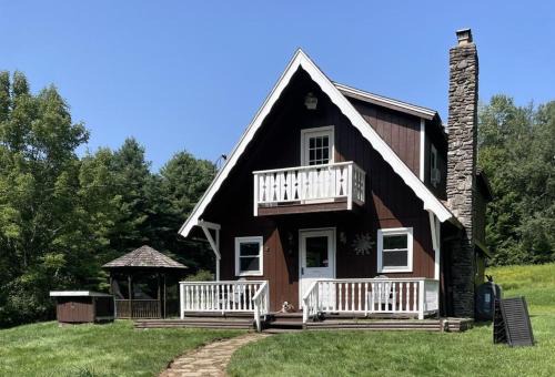 Livingston Manor House | Cozy Winter Chalet on 5 Acres - Fire Pit & Views