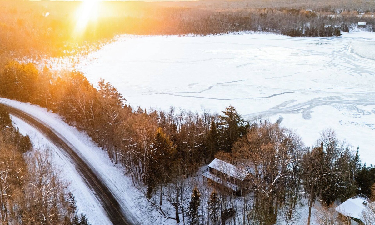 Minden Hills Cottage | Cozy Winter Lake Escape | 10 min from Haliburton - Grand Fireplace - Lakeviews