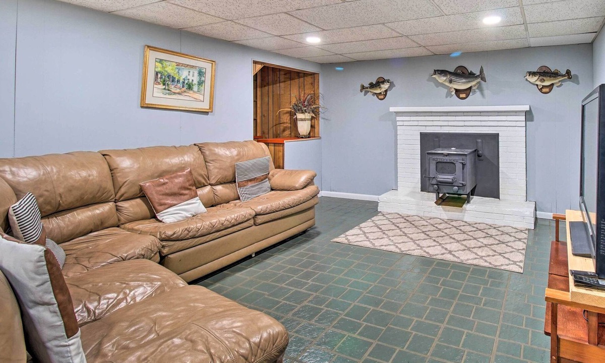 Clifton House | Cozy Woodbridge Home w/ Fire Pit & Deck