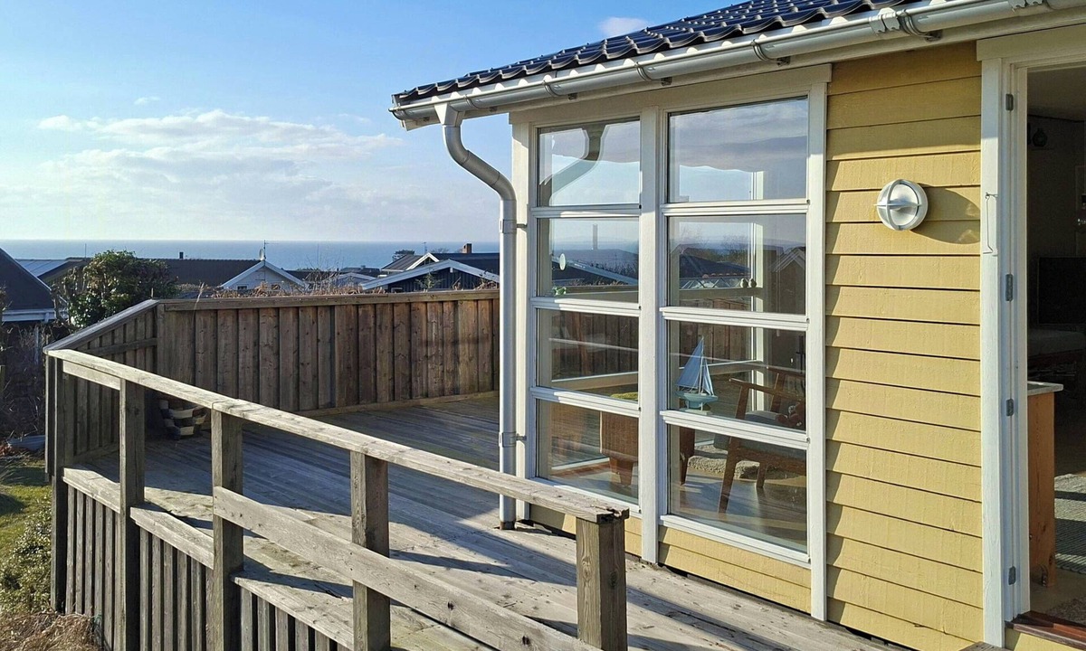 Frolunde House | Cozy yellow holiday home with sea view