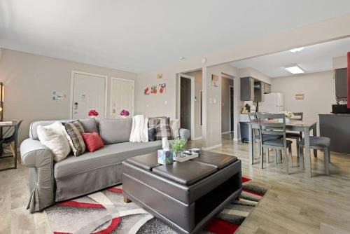 Aurora Apartment | Cozy2bd Aurora Chgolnd Freeparkg Sleeps6 FreeWI-FI