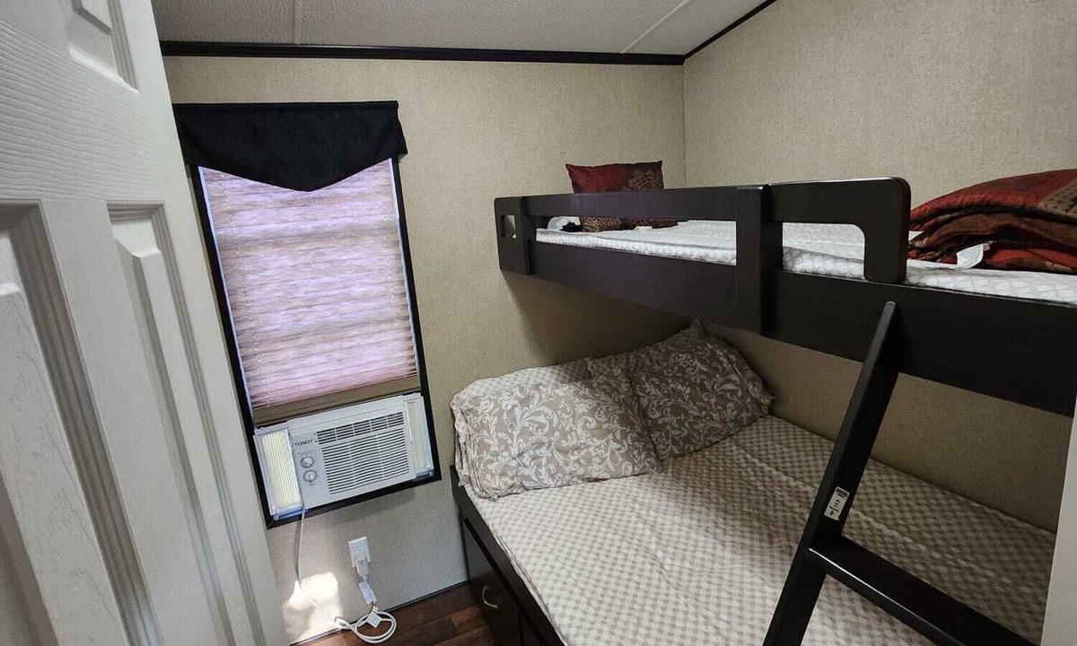 Virgil Cottage | CozyCottage in Niagara On The Lake with Vinyard View 10 minutes from Downtown