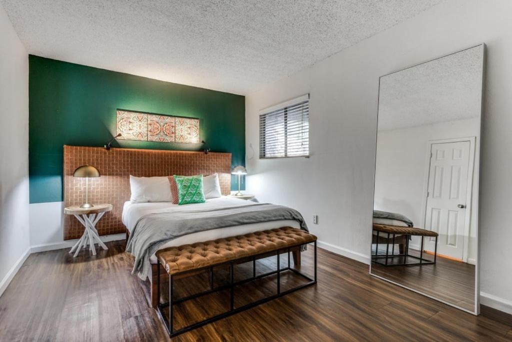 Barton Hills Apartment | CozySuites 1BR Apartment Skyline Barton Creek 288