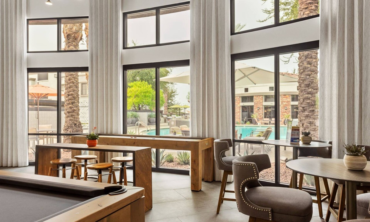 Glendale Sports and Entertainment District Apartment | CozySuites at Glendale