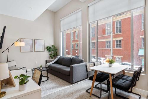 Downtown Cincinnati Apartment | CozySuites at Textile