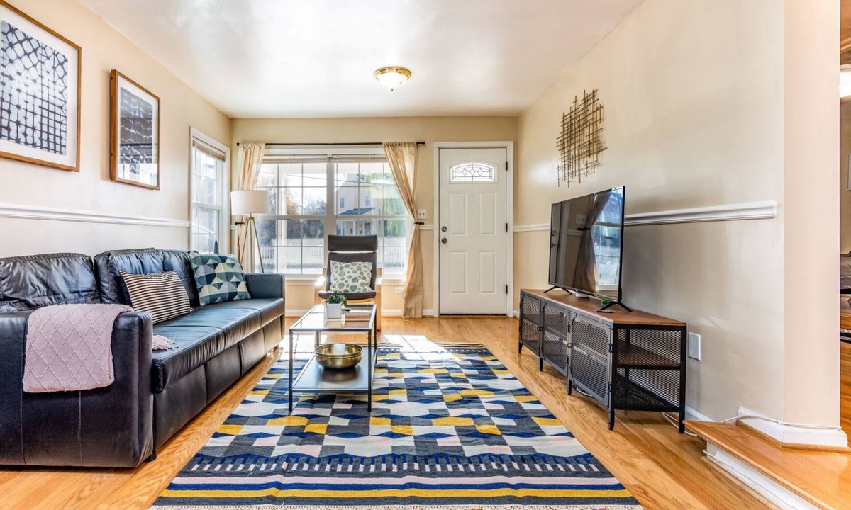 Bluemont House | CozySuites | Cozy House 10min to Monuments & DC