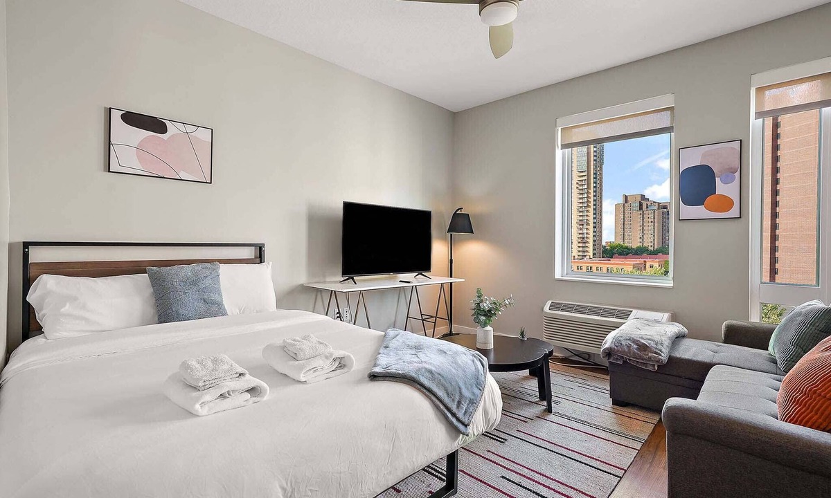 Downtown Minneapolis Apartment | CozySuites in Marquee Studio Queen with pool & gym