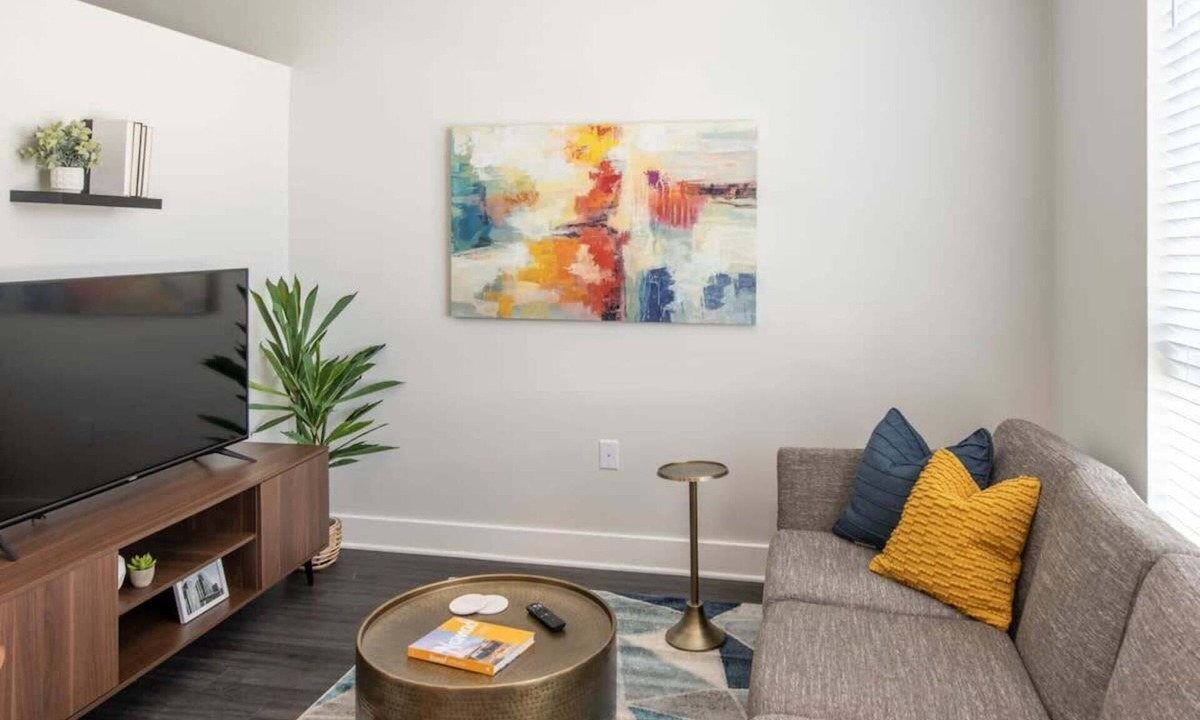 Central Business District Apartment | Cozysuites l Upscale 1BR in Downtown Cincinnati