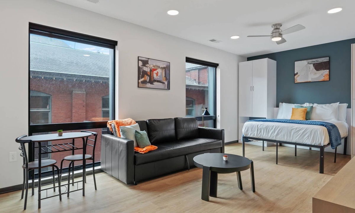Lockerbie Square Apartment | CozySuites Mass w/parking, lounge & roof deck #18