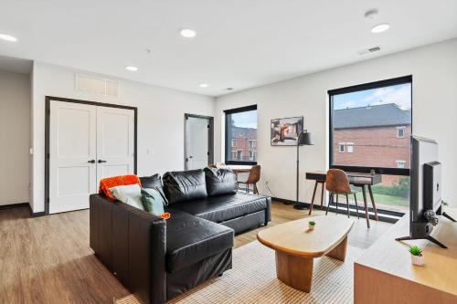 Lockerbie Square Apartment | CozySuites Mass with lounge and roof deck #19