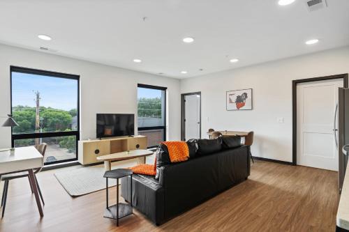 Lockerbie Square Apartment | CozySuites Mass with lounge and roof deck #21