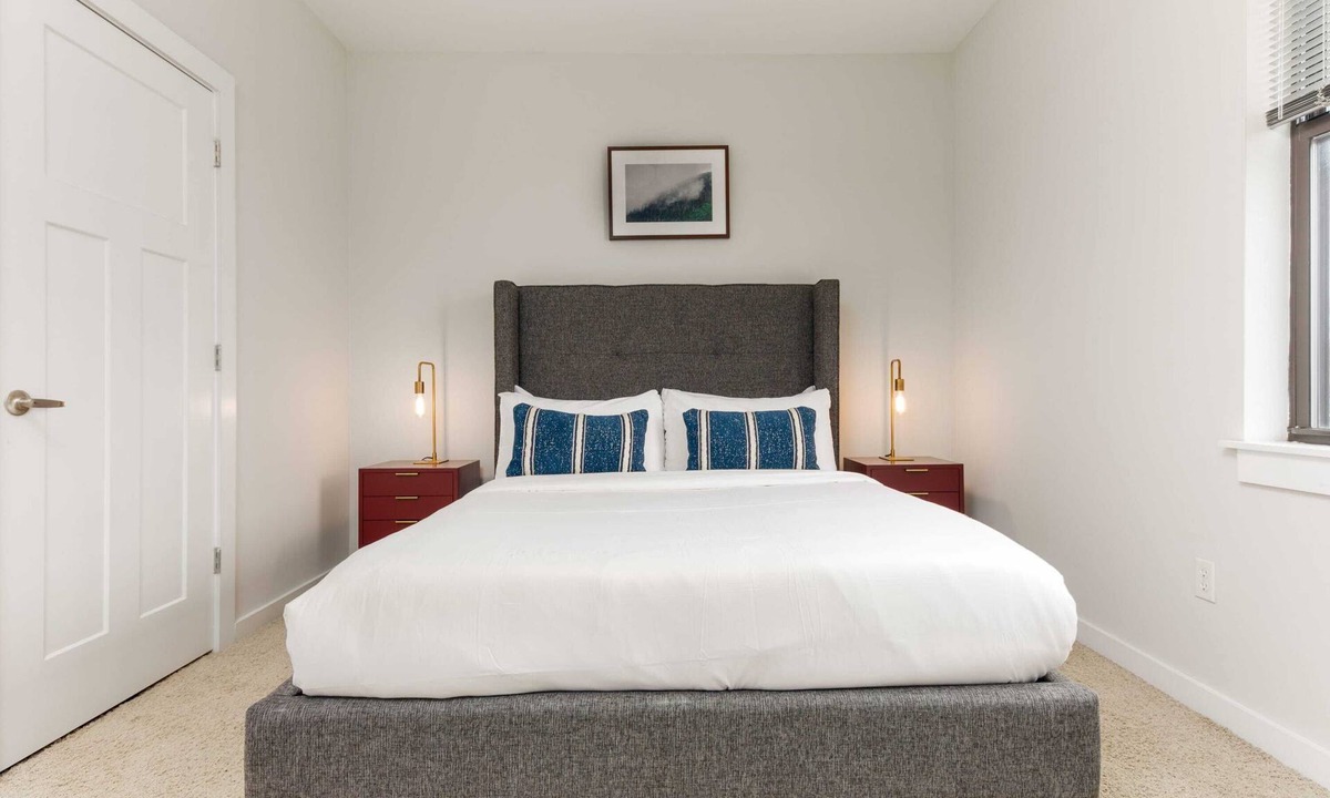 Hillsboro Village Apartment | CozySuites Music Row Bold 2BR in Nashville! 55