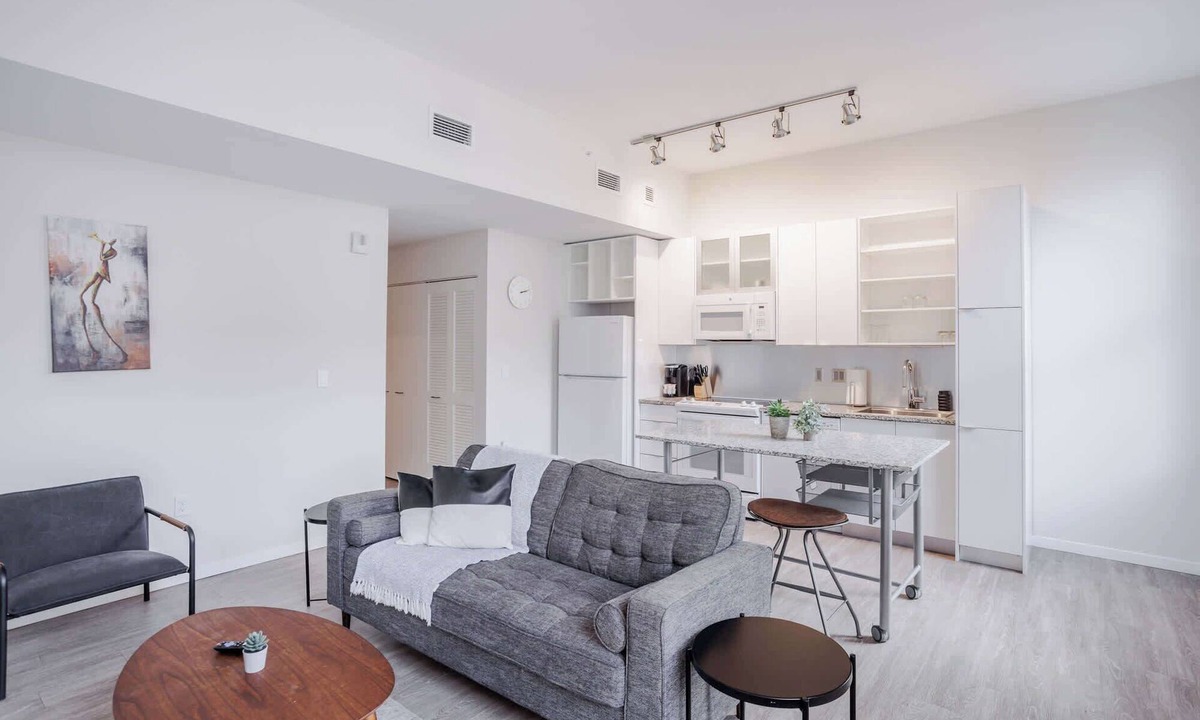 Downtown Cincinnati Apartment | CozySuites Sky Central #7