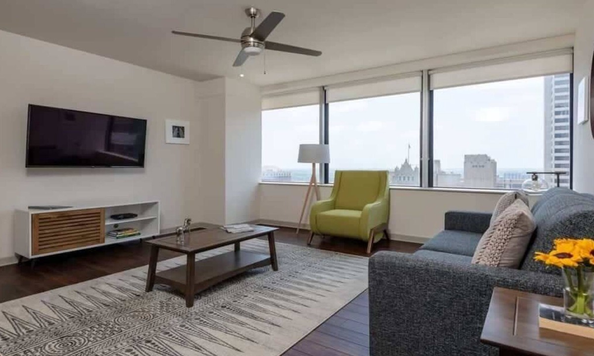 Downtown Dallas Apartment | CozySuites TWO Lovely 2BR 2BA Condo