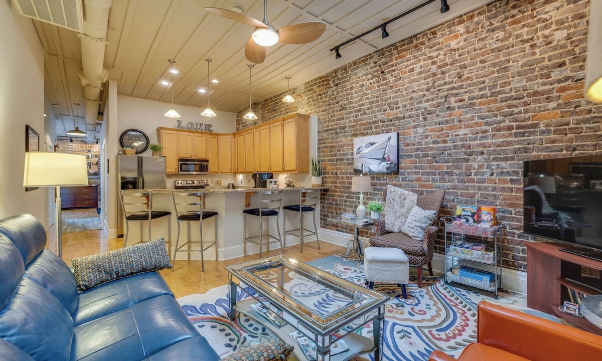 Bristol Apartment | CozyUrbanLoft-Coffee to Concerts,Walk Everywhere!