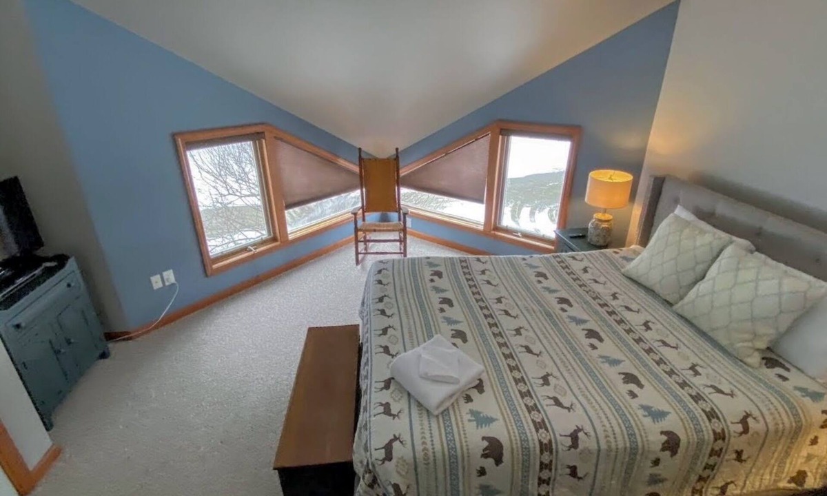 Bretton Woods Villa | Cr11 C11 Top Rated Townhome Great Views Fireplaces Wifi AC Short Walk to Slopes Pool gym Passes