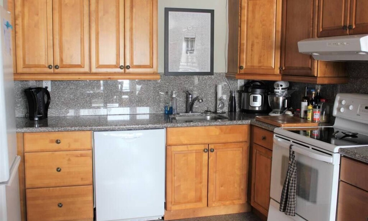 Prince Edward House | Craft & Vineyard House - Waterview Home in Picton